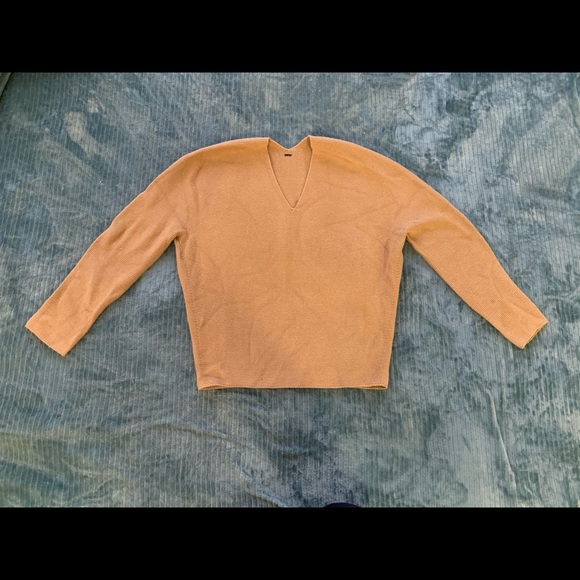Uniqlo 3D tan knit v neck sweater - Picture 2 of 6
